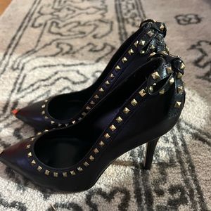 Stylish Black Pumps w/ Gold Embellishment